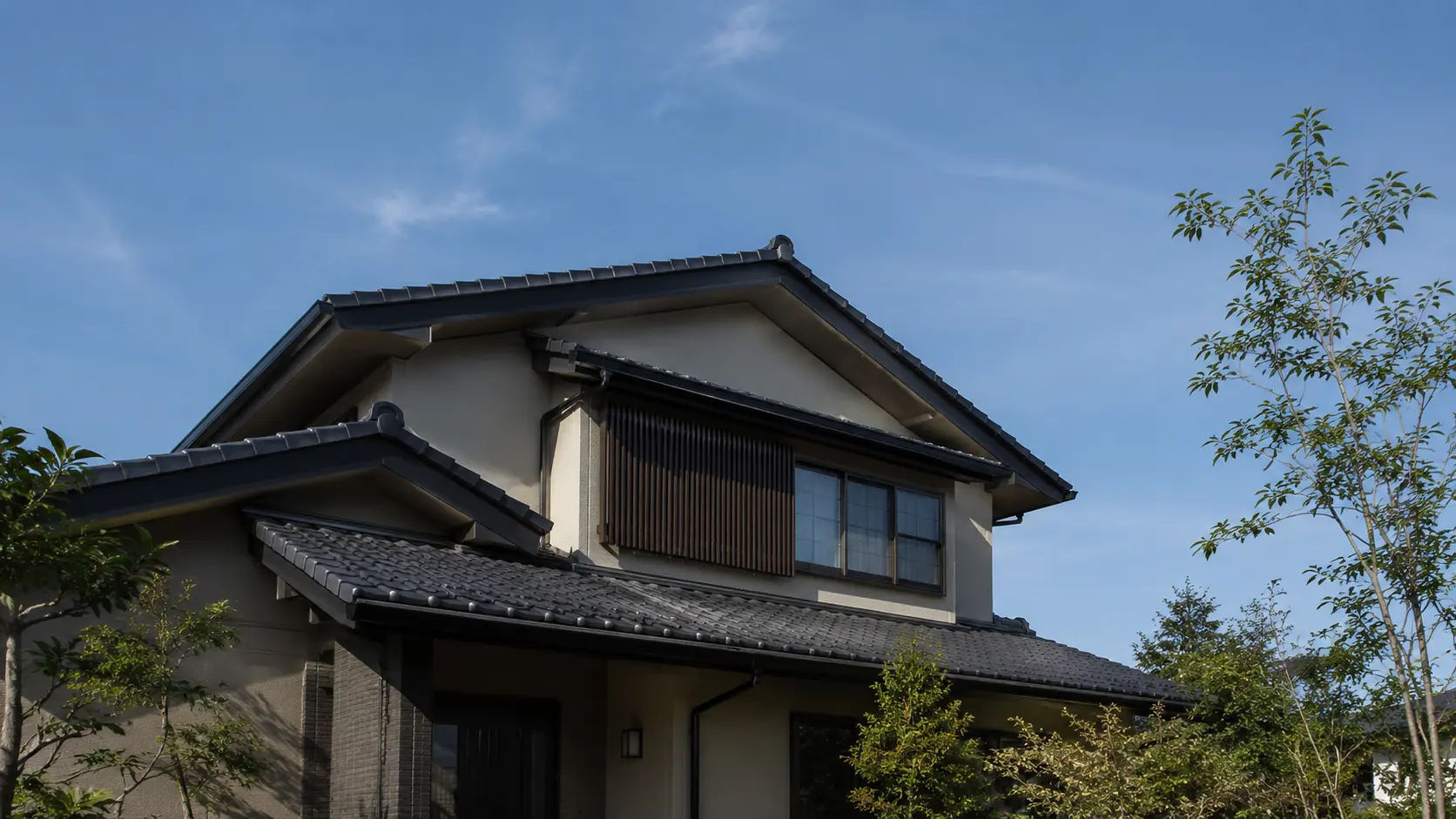 住宅の屋根を点検する調査スタッフ